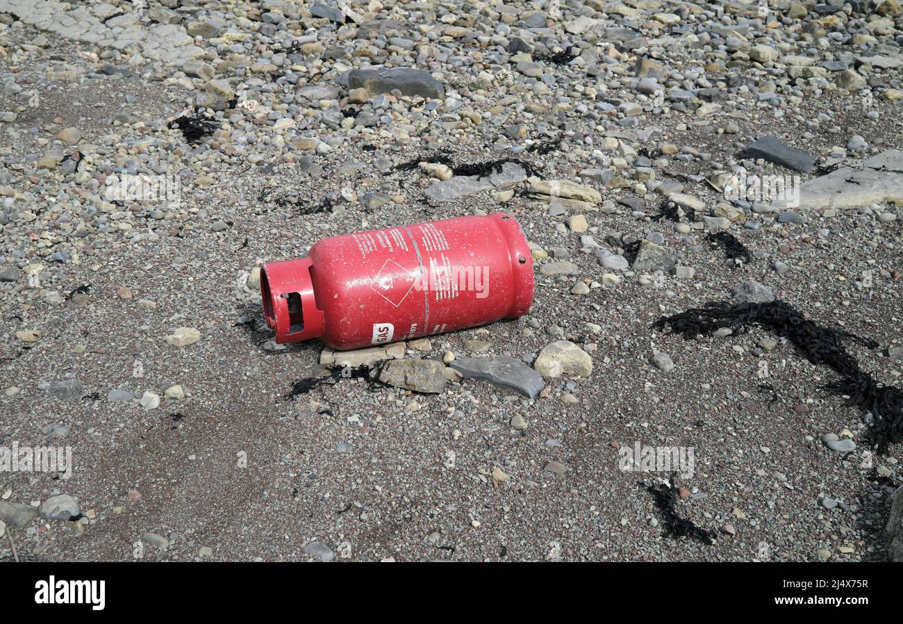 Bombola di gas abbandonata sulla spiaggia nel Galles del Sud di Penarth Foto Stock