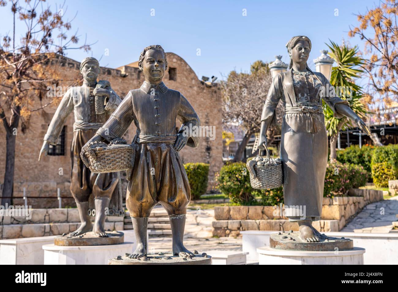 Skulptur von Philippos Yiapanis für die Bauern von Agia Napa, Zypern, Europa | Monumento agli agricoltori di Philippos Yiapanis a Ayia Napa, Cipro, Europ Foto Stock