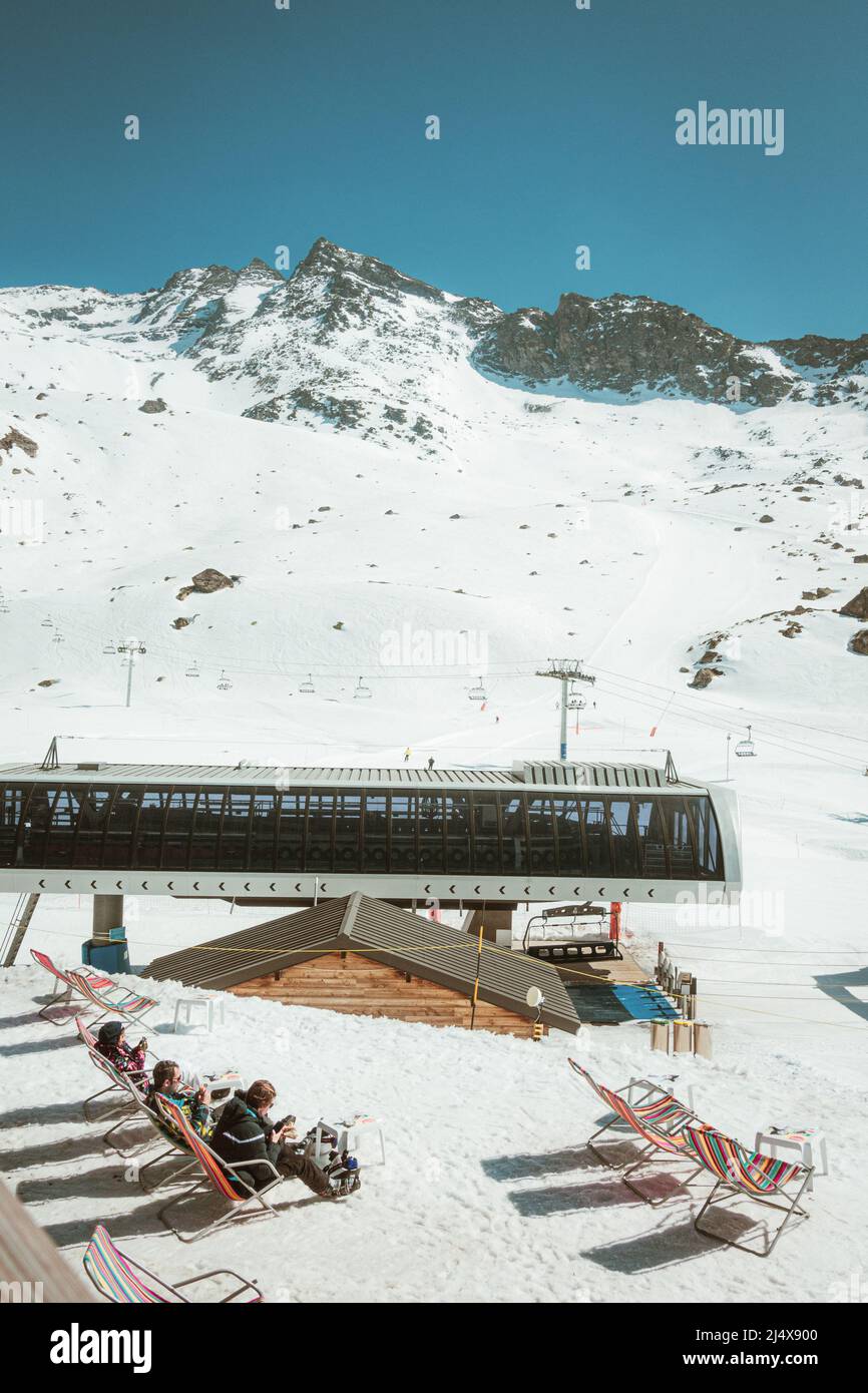 Piste da sci e impianti di risalita in una giornata di sole, con sedie e sci sotto il cielo blu, in Val Thorens, Francia Foto Stock