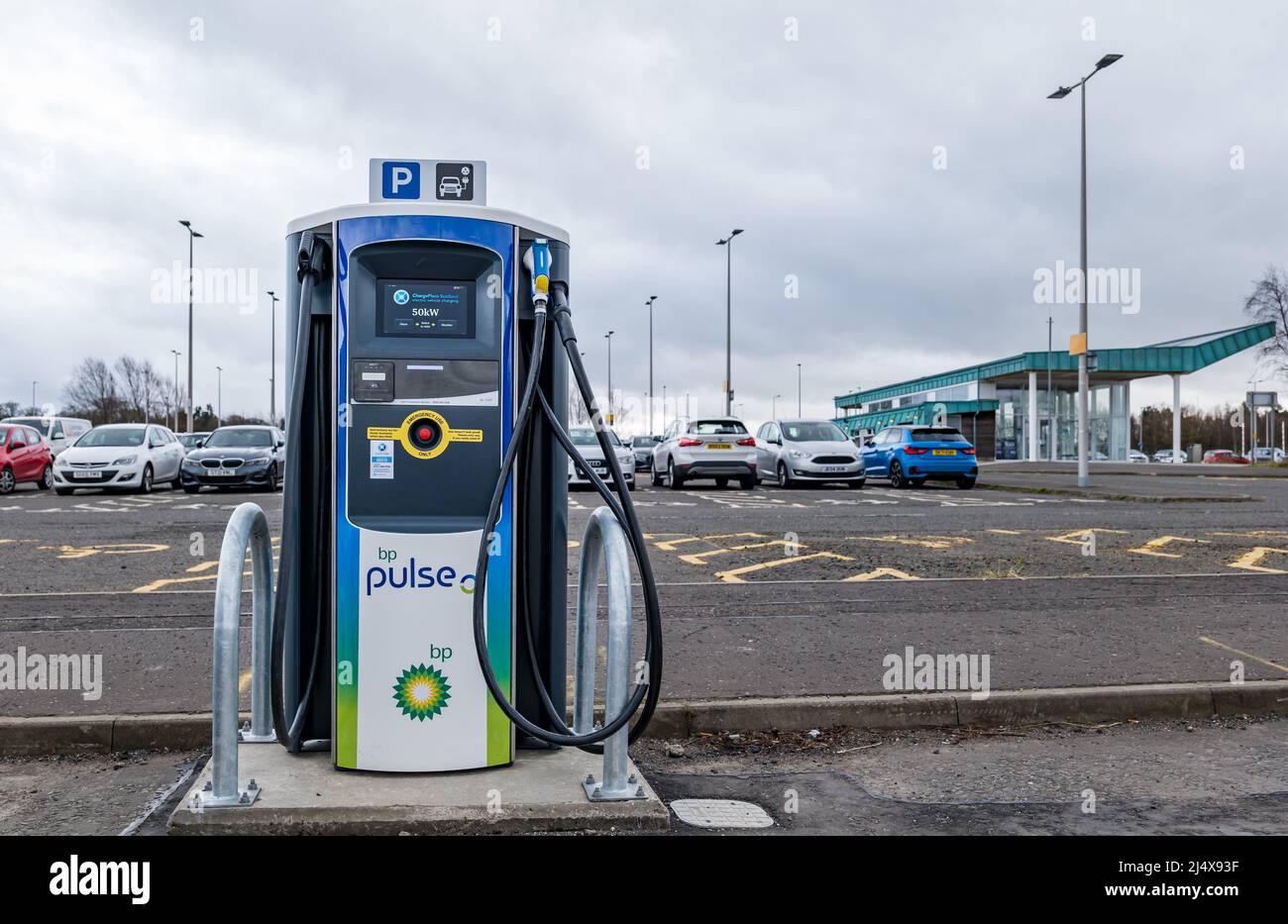 Punto di ricarica per auto elettriche presso il parcheggio Ingliston e il parcheggio auto Ride, Edimburgo, Scozia, Regno Unito Foto Stock