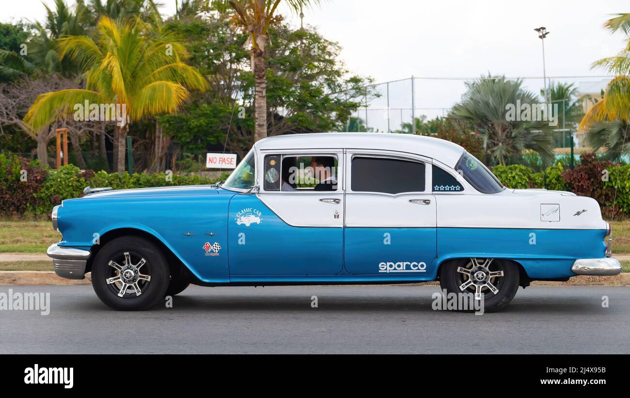 Vista laterale di una vecchia auto americana che lavora come un taxi turistico nel luogo famoso. La città di Varadero è una delle destinazioni di viaggio più visitate in Foto Stock