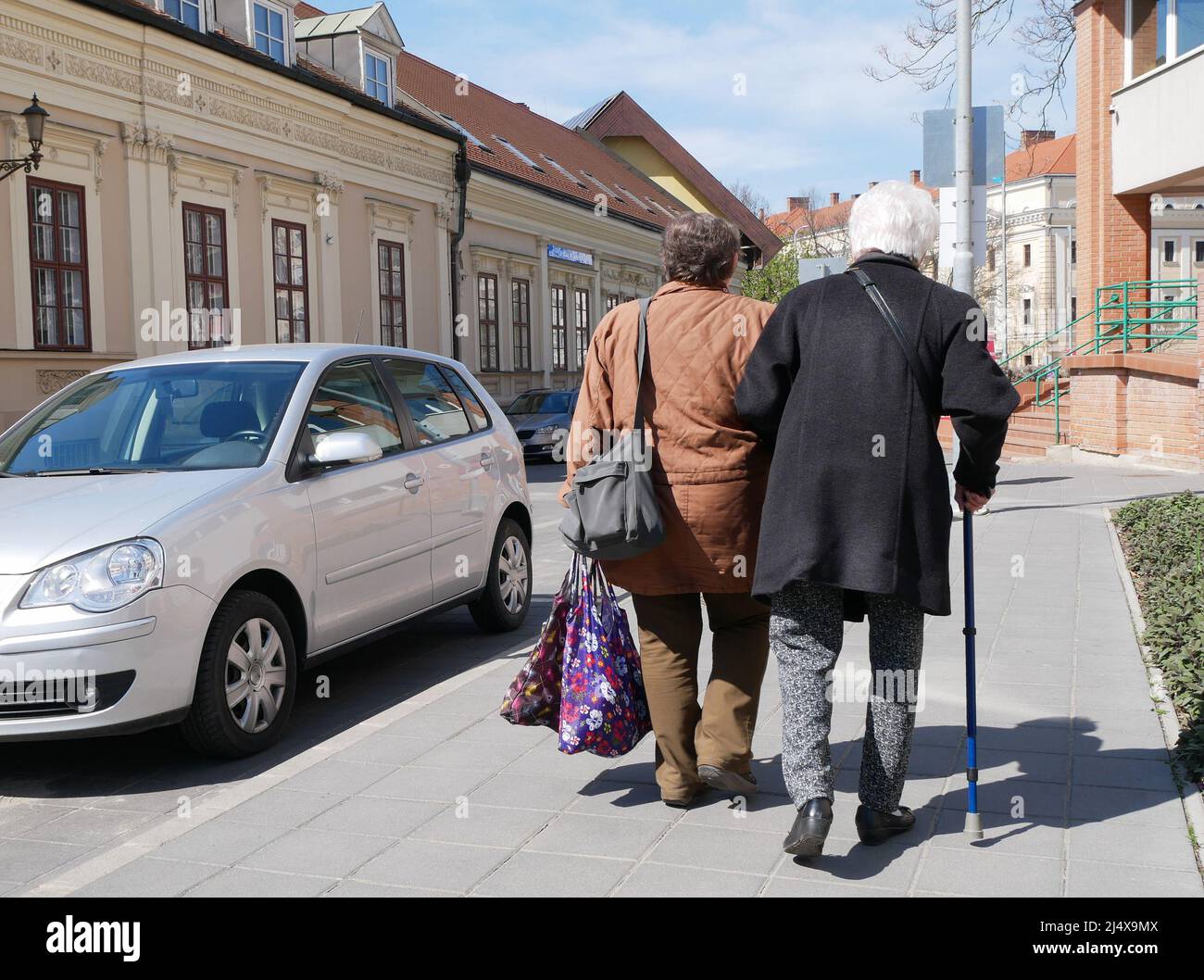 Donne anziane sono a piedi sulla strada Foto Stock