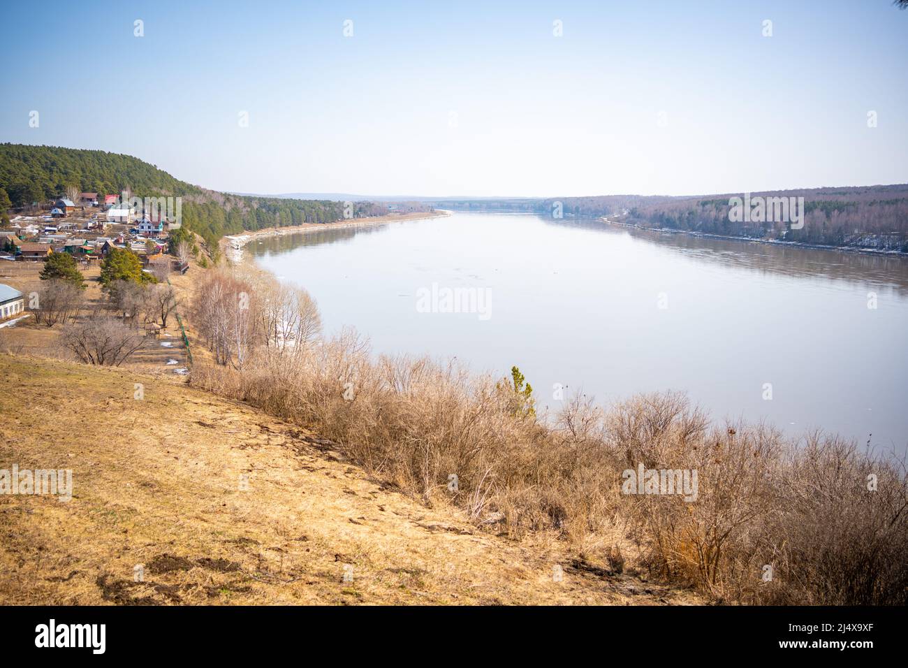 Vista dalla riva del museo all'aperto Tomsk pisanitsa situato a nord-ovest di Kemerovo sulla riva destra del fiume Tom nella Siberia Occidentale, Russia. Foto Stock