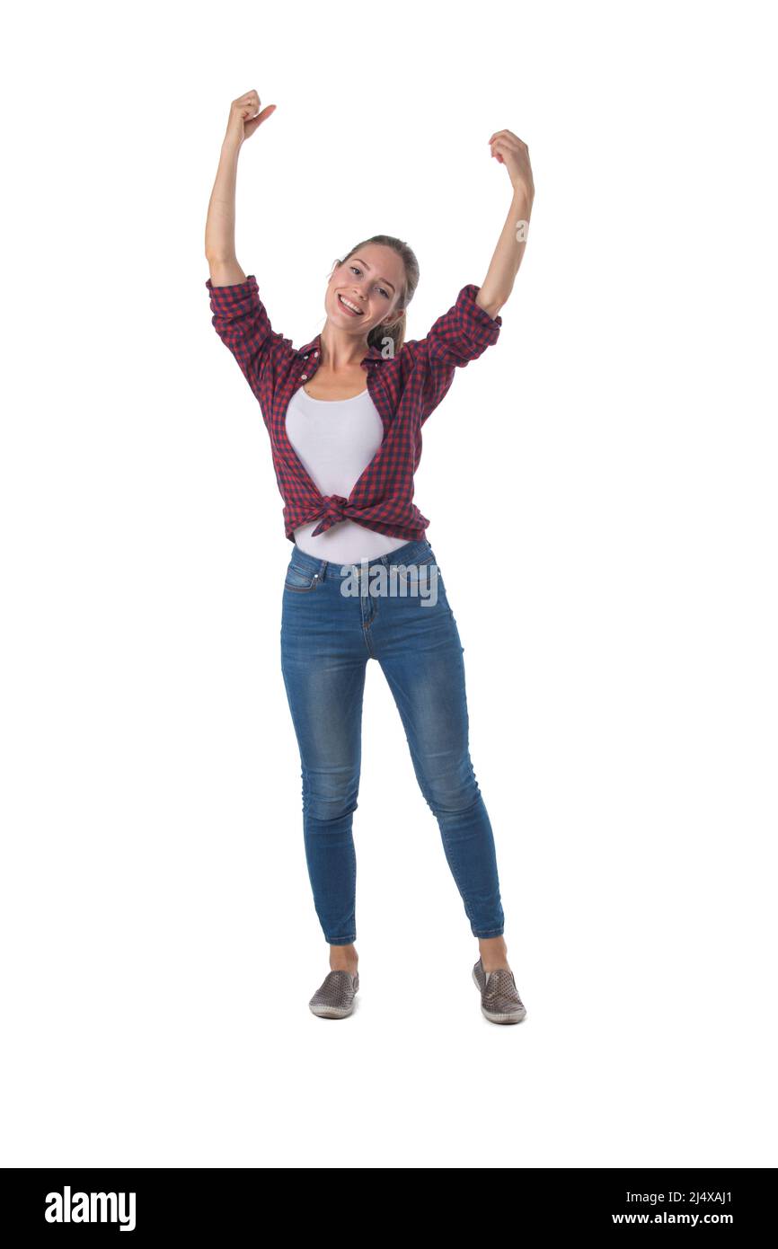 Scatto a tutta lunghezza di bella ragazza in camicia e jeans che tengono braccia tese su isolato su sfondo bianco Foto Stock