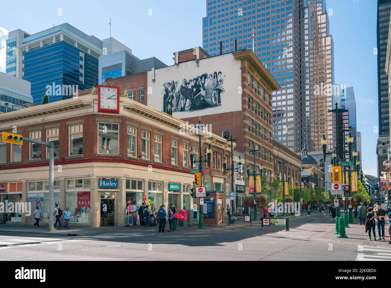 Calgary, Canada - 09.09.2018: Persone che camminano lungo la zona pedonale a 1 Street SW, centro di Calgary. Citylife nel centro di Calgary Foto Stock