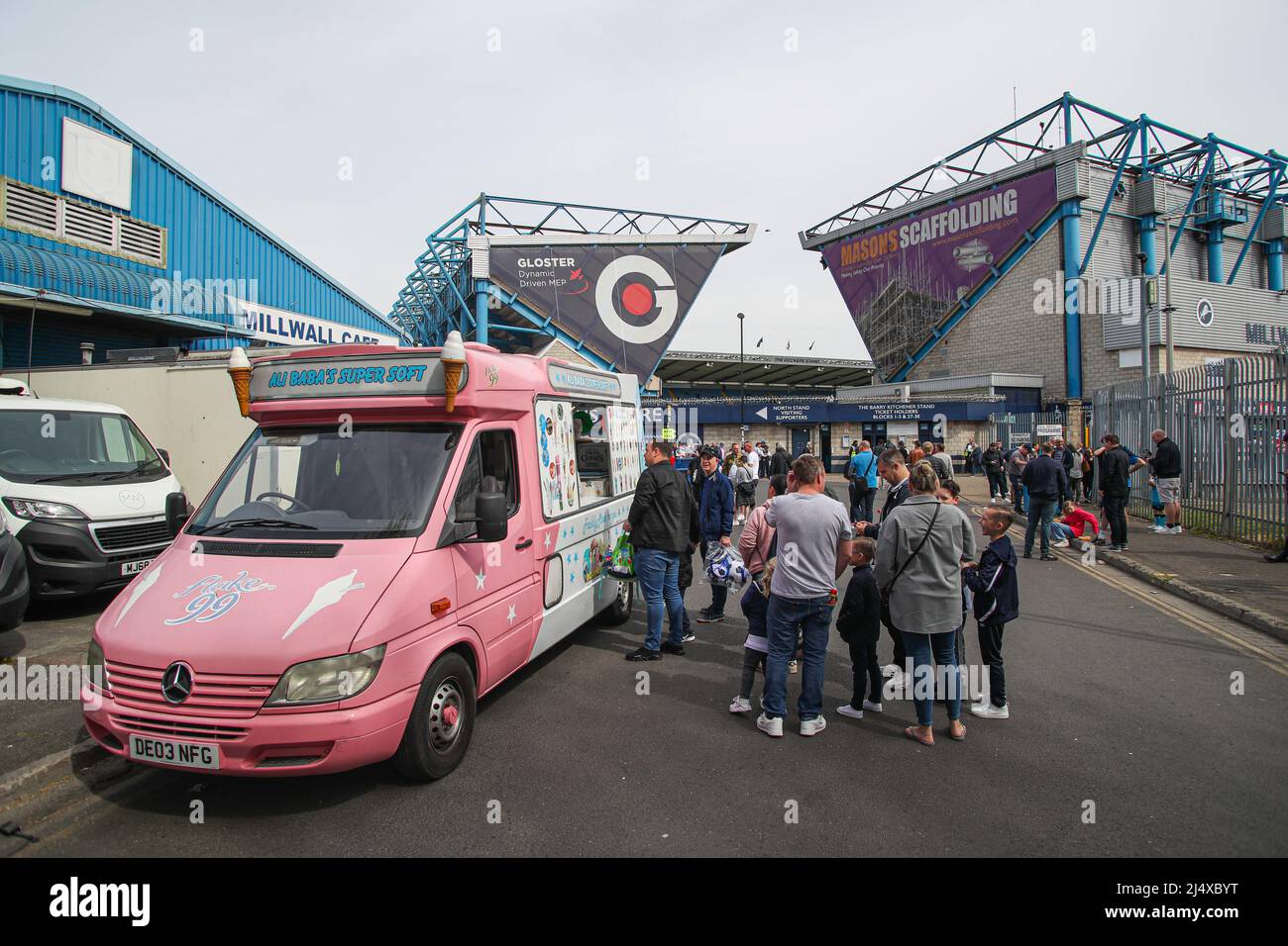 I fan si accamparono per il gelato fuori terra prima della partita del campionato Sky Bet al Den, Londra. Data foto: Lunedì 18 aprile 2022. Foto Stock