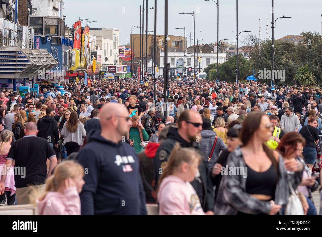 Southend on Sea, Essex, Regno Unito. 18th Apr 2022. Il clima caldo e soleggiato e un raduno motociclistico hanno attirato la folla a Southend il lunedì delle feste della Banca. Area Parata Marina piena di persone Foto Stock