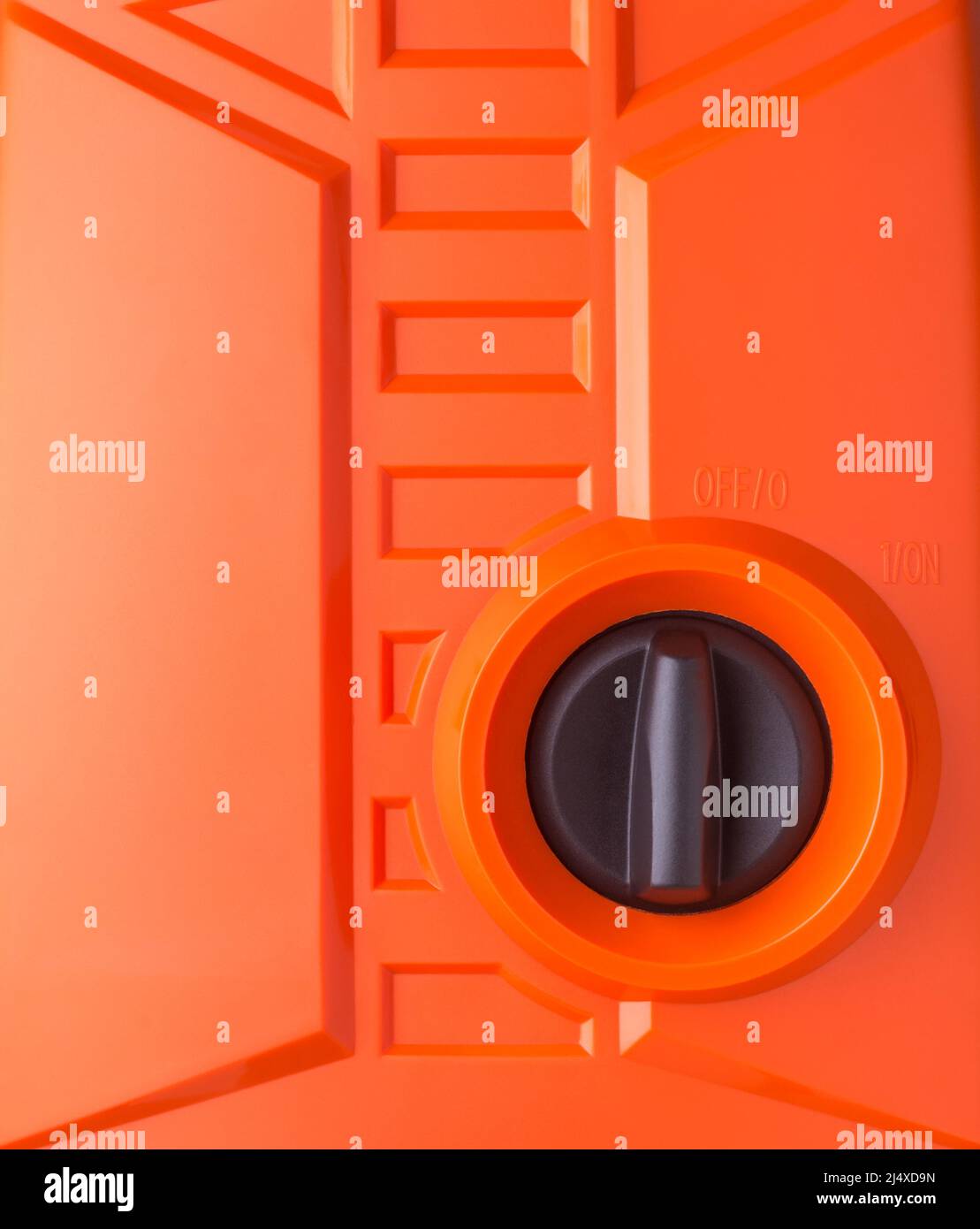 manopola nera interruttore di accensione/spegnimento rotante in plastica con sfondo arancione, funzionamento macchina elettrica concetto con spazio di copia Foto Stock