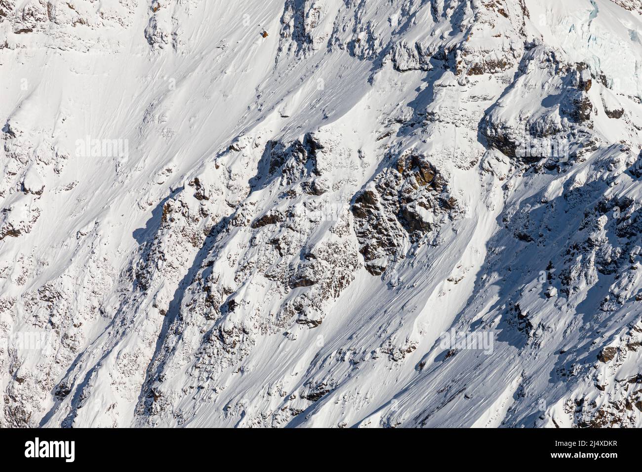 Muro di montagna innevata con texture sul pendio della collina, Jungfrau, Interlaken, Switzerland. Foto Stock