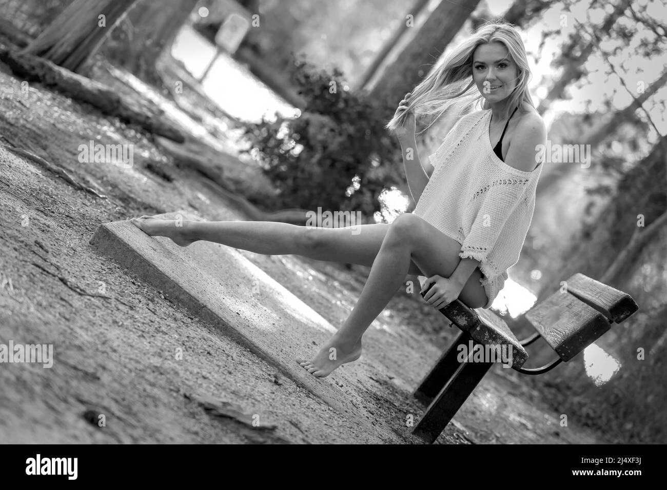 1 aprile 2022, Cornelius, Carolina del Nord, Stati Uniti d'America: Uno splendido modello bikini biondo si pone all'aperto vicino ad un lago mentre si gode il tempo estivo. Uno splendido modello bikini biondo si pone all'aperto vicino a un lago mentre si gode il tempo estivo. Uno splendido modello bikini biondo si pone all'aperto vicino a un lago mentre si gode il tempo estivo. (Credit Image: © Walter G. Arce Sr./ZUMA Press Wire) Foto Stock