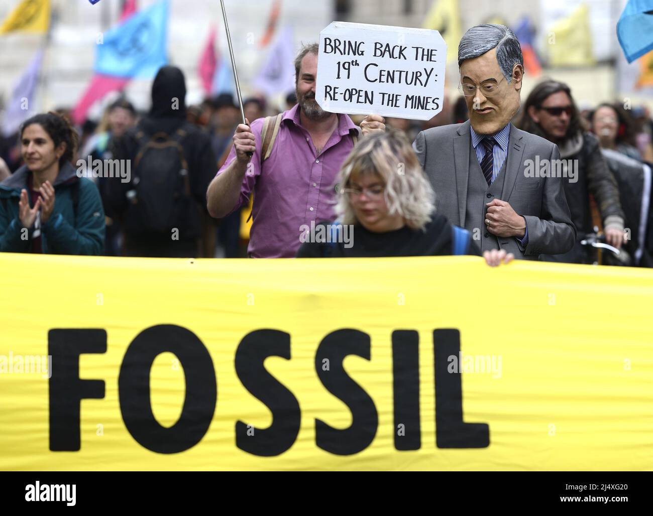 Estinzione la ribellione protesta marcia contro l'uso di combustibili fossili, 13th aprile 2022. Jacob Rees-Mogg caricatura Foto Stock