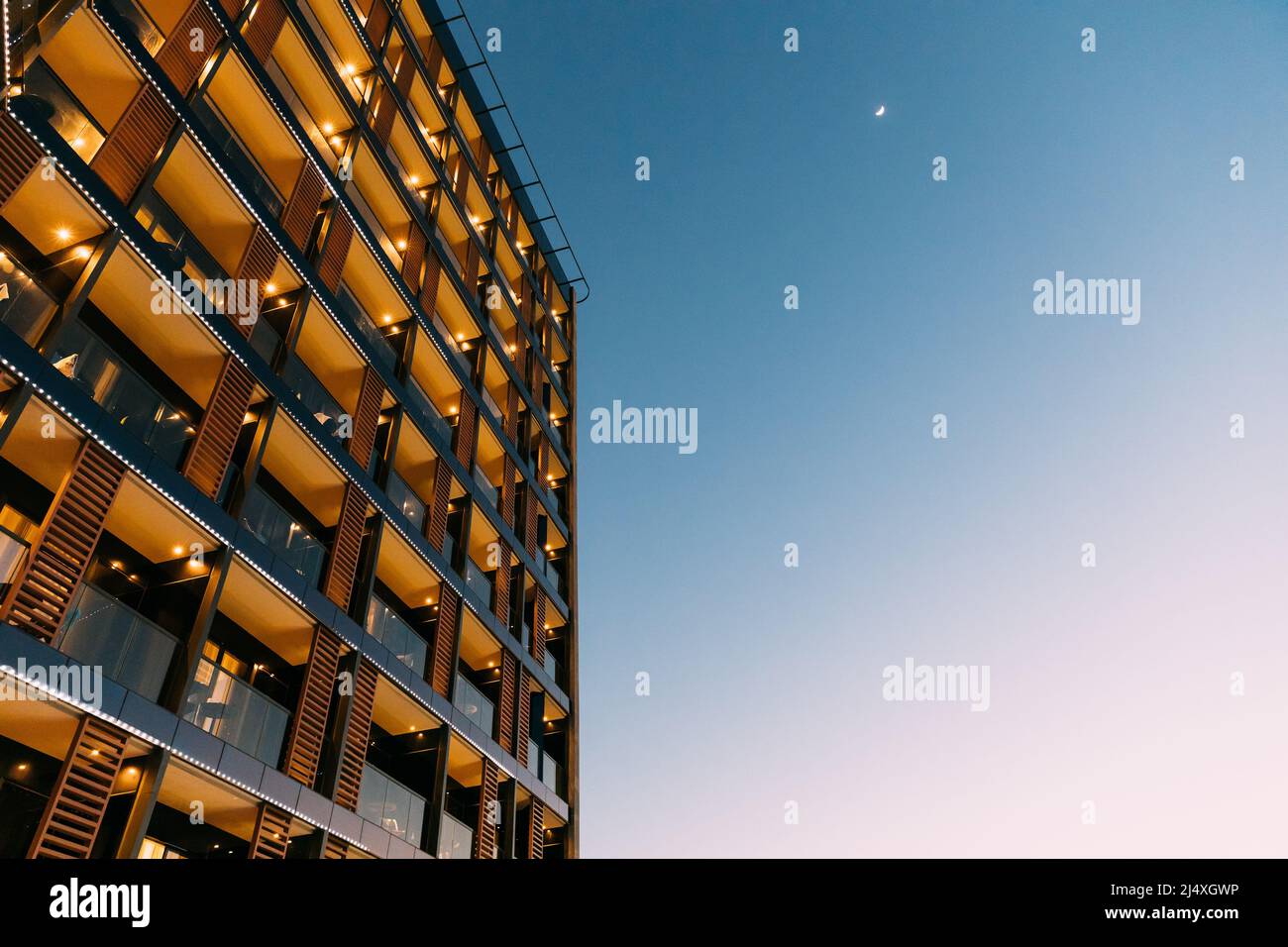 Luna che sorge sopra l'hotel di sera. Architettura urbana di UAE Resort Città di Ajman Foto Stock