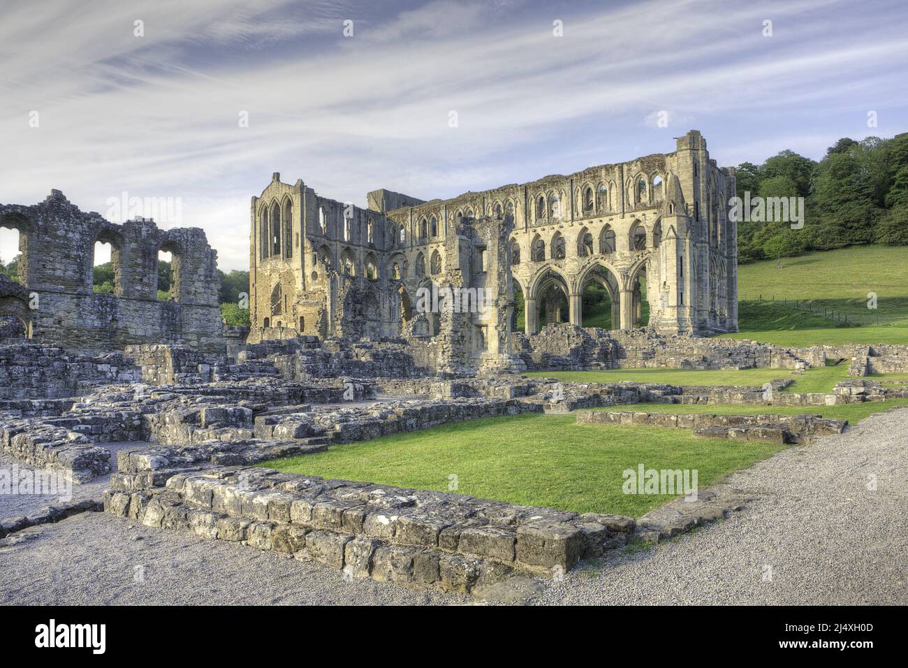 Presbiterio, transetto Sud & muro dell'infermeria (a sinistra) di Rievaulx in rovina Abbazia cistercense fondata nel 1132 - soppressa nel 1538. Foto Stock