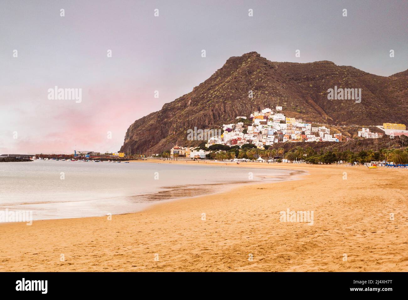 Playa de Las Teresitas. La sabbia bianca artificiale, famosa spiaggia di Santa Cruz de Tenerife, Spagna. Foto Stock