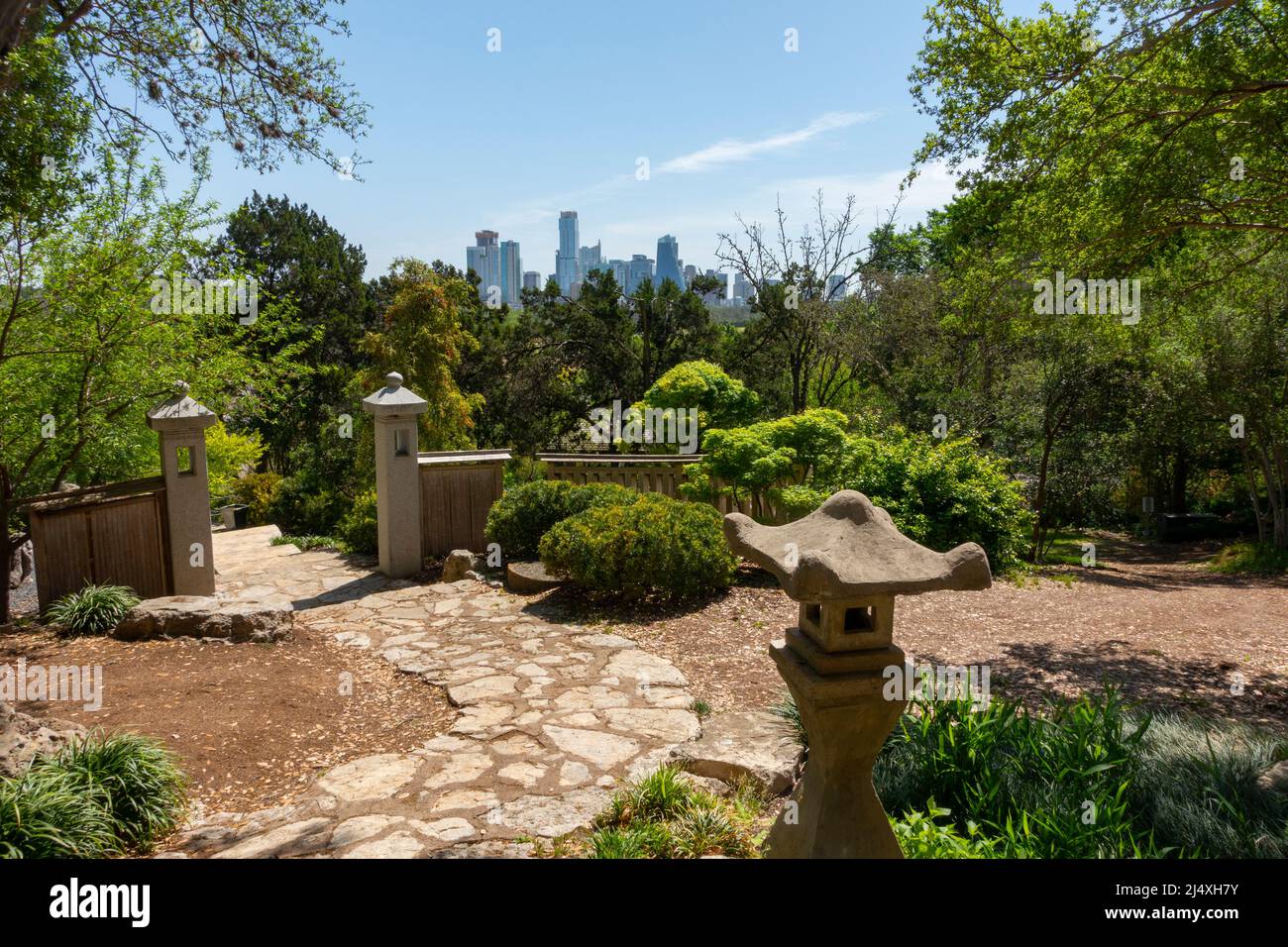 USA Texas TX Austin Zilker Botanical Garden Asian Zen Gardens skyline della città Foto Stock