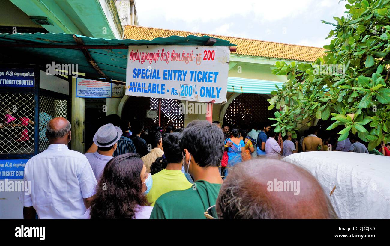 Kanyakumari,Tamilnadu,India-Aprile 16 2022: Turisti in attesa di una lunga coda per prenotare i biglietti del traghetto per visitare il Vivekananda Rock Memorial e Thiruvalluvar S. Foto Stock