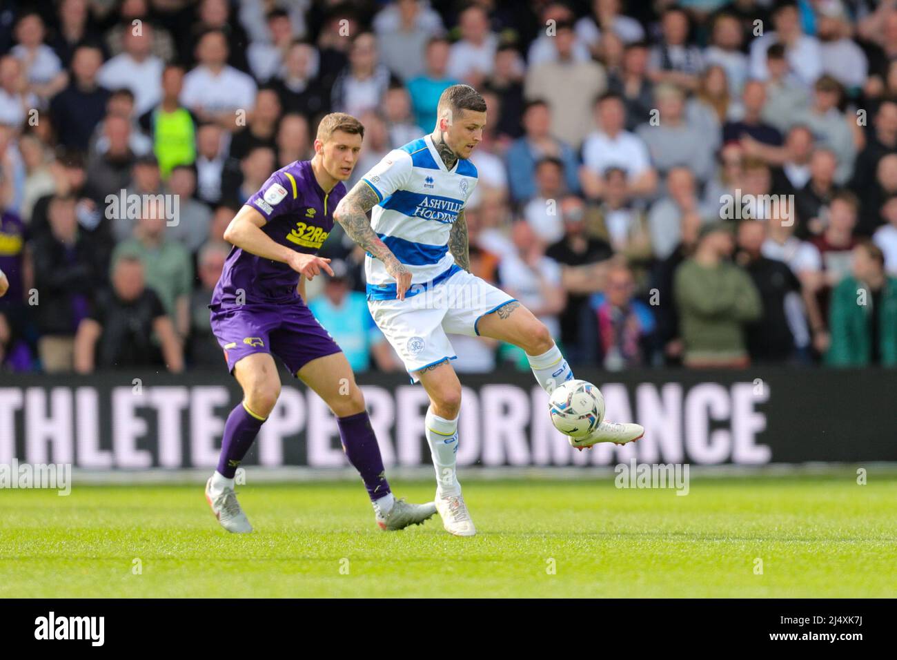 I Lyndon Dykes del QPR controllano la palla durante la partita del campionato Sky Bet tra i registi del Queens Park e la Derby County al Kiyan Prince Foundation Stadium., Londra lunedì 18th aprile 2022. (Credit: Ian Randall | MI News) Credit: MI News & Sport /Alamy Live News Foto Stock