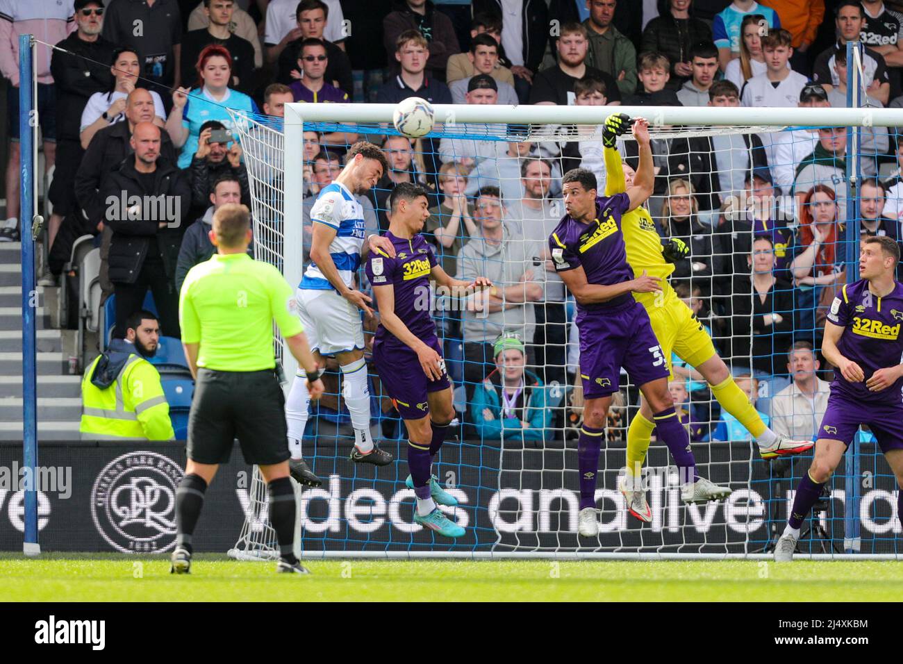 Luke Amos di QPR si chiude dopo che il custode di Derbys ha mancato un angolo durante la partita del campionato Sky Bet tra i registi di Queens Park e la contea di Derby al Kiyan Prince Foundation Stadium., Londra lunedì 18th aprile 2022. (Credit: Ian Randall | MI News) Credit: MI News & Sport /Alamy Live News Foto Stock