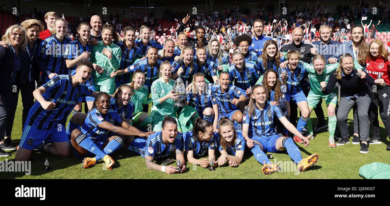 NIJMEGEN - Ajax Coach Danny Schenkel, portiere di Ajax Regina van Eijk, Liza van der Most of Ajax, Lisa Doorn di Ajax, Stefanie van der Gragt di Ajax, Sherida Spitse di Ajax, Romee Leuchter di Ajax, Nadine Noordam di Ajax, Chaax Grant di Ajax, Egly Bakker di Ajax, Victoria Pelova di Ajax, Jonna van de Velde di Ajax, portiere di Ajax Lize Kop, portiere di Ajax Isa Pothof, Marthe Munsterman di Ajax, Nikita Trofp di Ajax, Kelly Zeeman di Ajax, Jamie Altelaar di Ajax, Tiny Hoekstra di Ajax, Zaina Bouzerrade di Ajax, Quincy, Kay-Lee de Sanders di Ajax, Isa cardinale di Ajax celebrare Foto Stock