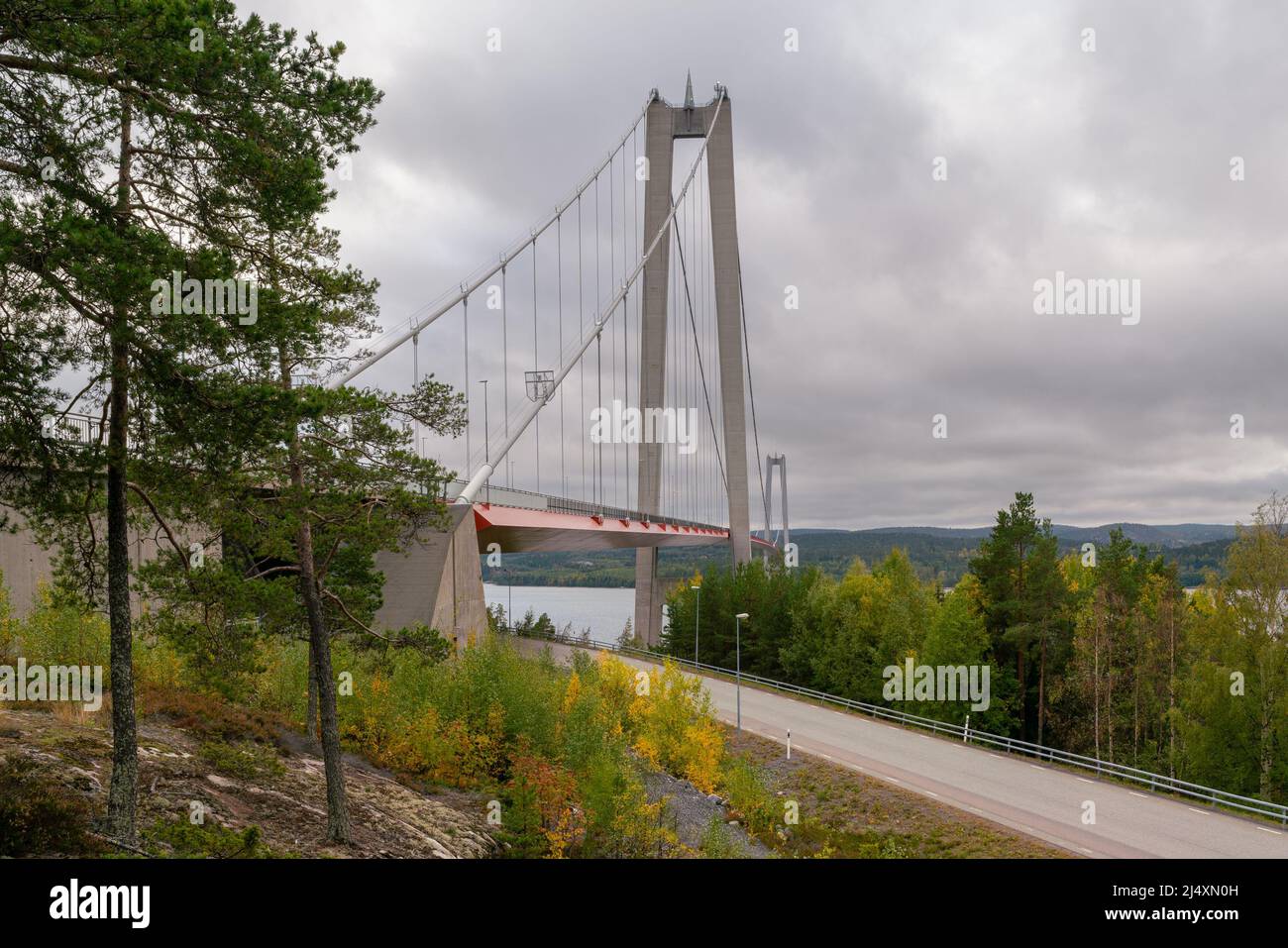 Hogakustenbron, ponte sospeso nella zona della costa alta in Sweedn in una giornata nuvolosa. Punto di partenza del sentiero Hoga Kusten. Foto Stock