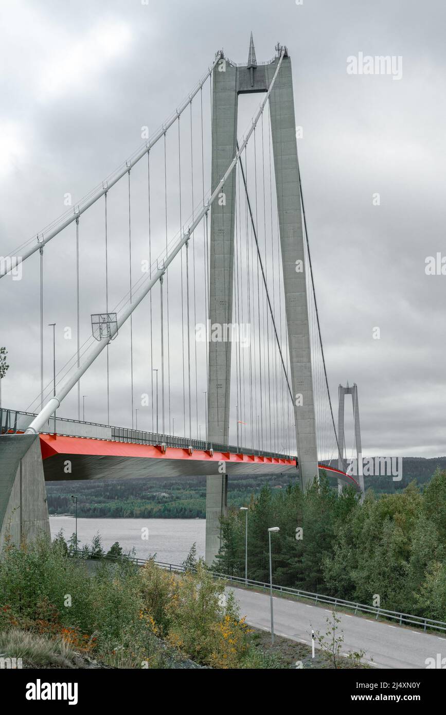 Hogakustenbron, ponte sospeso nella zona della costa alta in Sweedn in una giornata nuvolosa. Punto di partenza del sentiero Hoga Kusten. Foto Stock