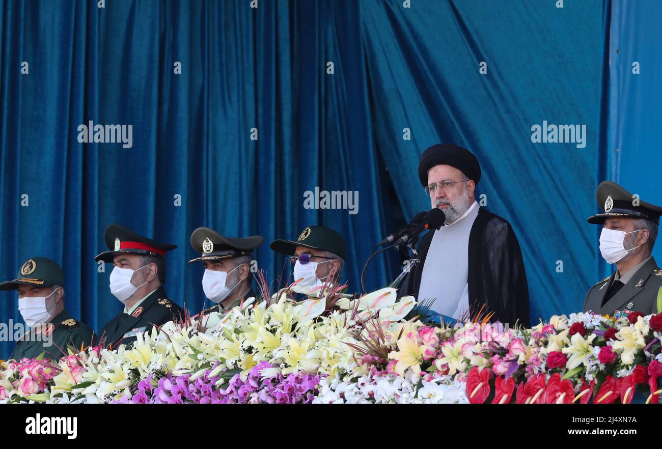 Teheran, Teheran, Iran. 18th Apr 2022. In questa foto pubblicata dal sito ufficiale dell'ufficio della presidenza iraniana, il presidente EBRAHIM RAISI, rivede la parata delle truppe dell'esercito che commemora la Giornata Nazionale dell'Esercito, essendo accompagnato da comandanti delle forze armate di fronte al mausoleo del fondatore tardo rivoluzionario Ayatollah Khomeini lunedì 18 aprile, 2022, fuori Teheran, Iran. Raisi ha avvertito che Israele sarà preso di mira dalle forze armate del suo paese se farà ''la mossa più piccola'' contro l'Iran. (Credit Image: © Iranian Presidency via ZUMA Press Wire) Foto Stock