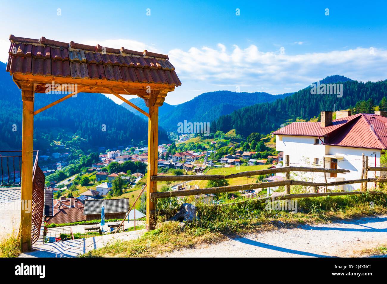 Vista di Tigrad nella montagna occidentale di Rhodope, vicino al confine con la Grecia. Si trova nel comune di Devin, nella contea di Smolyan Foto Stock