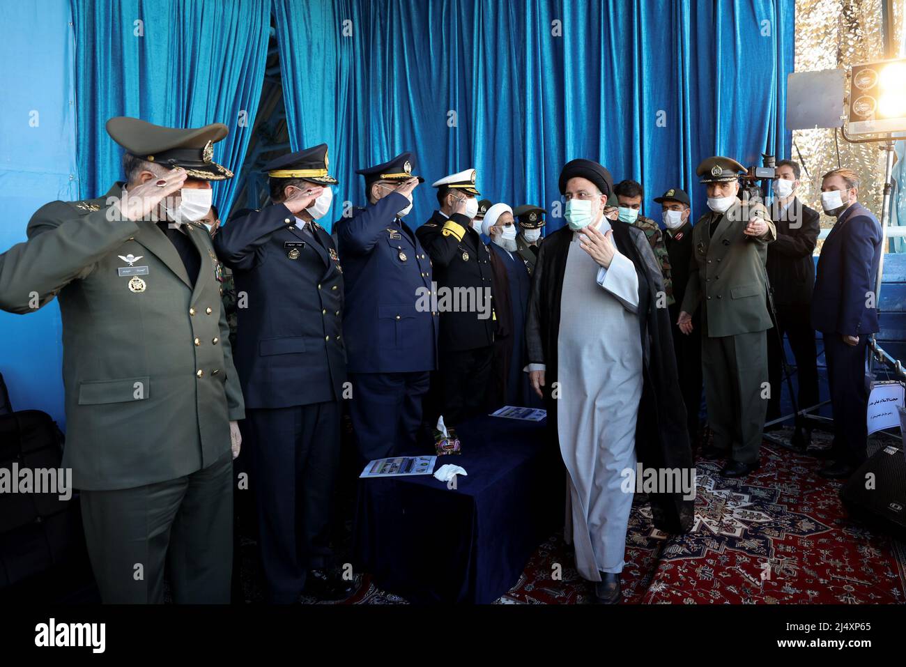 Teheran, Teheran, Iran. 18th Apr 2022. In questa foto pubblicata dal sito ufficiale dell'ufficio della presidenza iraniana, il presidente EBRAHIM RAISI, rivede la parata delle truppe dell'esercito che commemora la Giornata Nazionale dell'Esercito, essendo accompagnato da comandanti delle forze armate di fronte al mausoleo del fondatore tardo rivoluzionario Ayatollah Khomeini lunedì 18 aprile, 2022, fuori Teheran, Iran. Raisi ha avvertito che Israele sarà preso di mira dalle forze armate del suo paese se farà ''la mossa più piccola'' contro l'Iran. (Credit Image: © Iranian Presidency via ZUMA Press Wire) Foto Stock