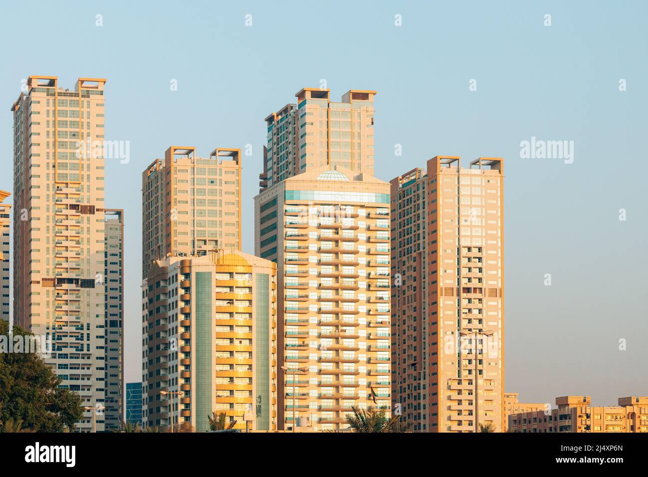 Nuove case residenziali a più piani su Blue Sky. Settore immobiliare, settore dello sviluppo. EMIRATI ARABI UNITI Foto Stock