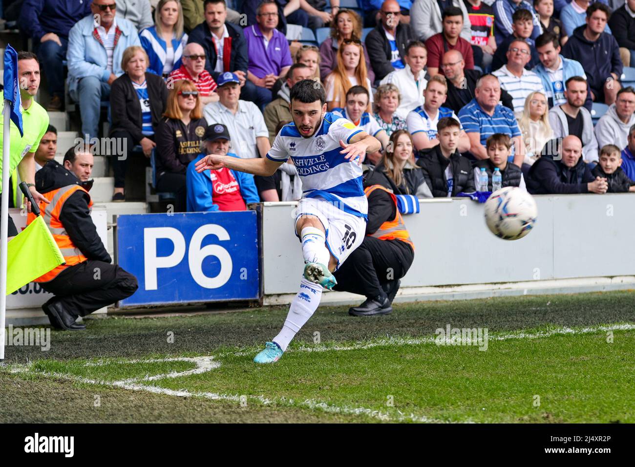 La sedia Ilias di QPR prende un angolo durante la partita del campionato Sky Bet tra Queens Park Rangers e Derby County al Kiyan Prince Foundation Stadium., Londra lunedì 18th aprile 2022. (Credit: Ian Randall | MI News) Credit: MI News & Sport /Alamy Live News Foto Stock