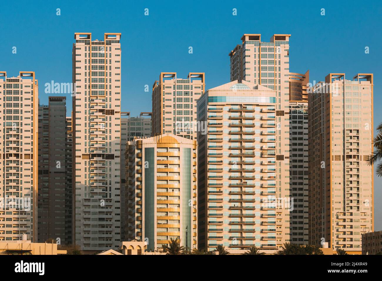 Nuove case residenziali a più piani su Blue Sky. Settore immobiliare, settore dello sviluppo. EMIRATI ARABI UNITI Foto Stock