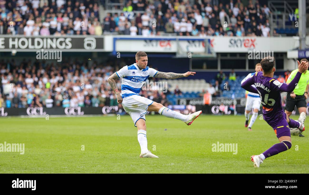 I Lyndon Dykes del QPR sparano durante la partita del campionato Sky Bet tra i Queens Park Rangers e la Derby County al Kiyan Prince Foundation Stadium., Londra lunedì 18th aprile 2022. (Credit: Ian Randall | MI News) Credit: MI News & Sport /Alamy Live News Foto Stock