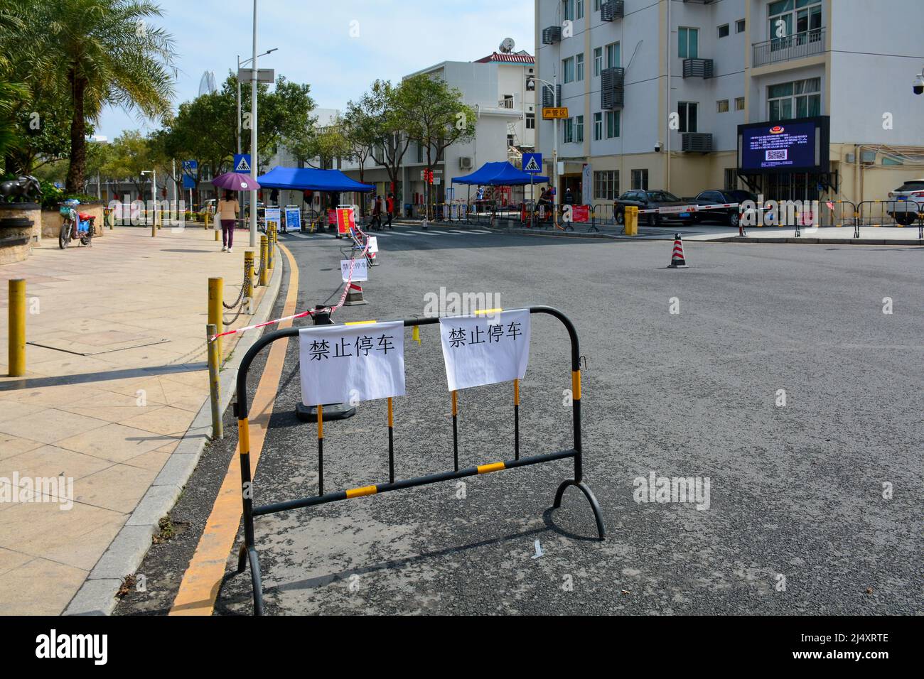 Inizialmente il blocco covid giù a Shenzhen, i blocchi stradali della Cina sono stabiliti per controllare le persone e girare i veicoli via. Il cartello indica che non è disponibile il parcheggio. Foto Stock