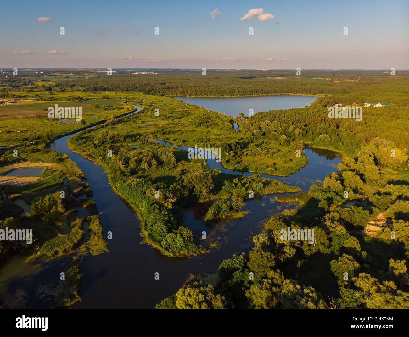 Ansa del fiume circondato da campi dal colpo d'occhio. Foto Stock
