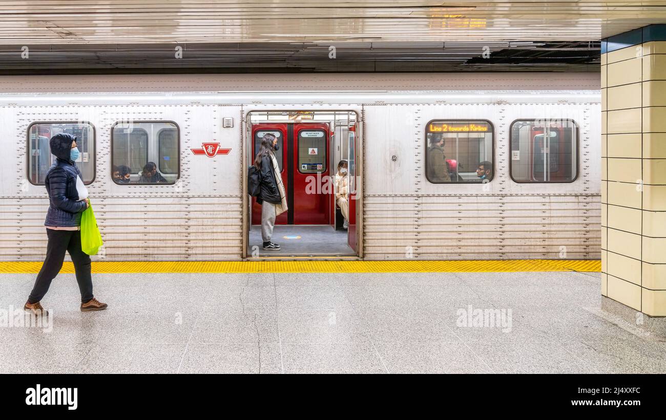 Persone che indossano maschere in una stazione della metropolitana della Toronto Transit Commission o TTC. Il sistema di trasporto pubblico è il più grande del paese Foto Stock