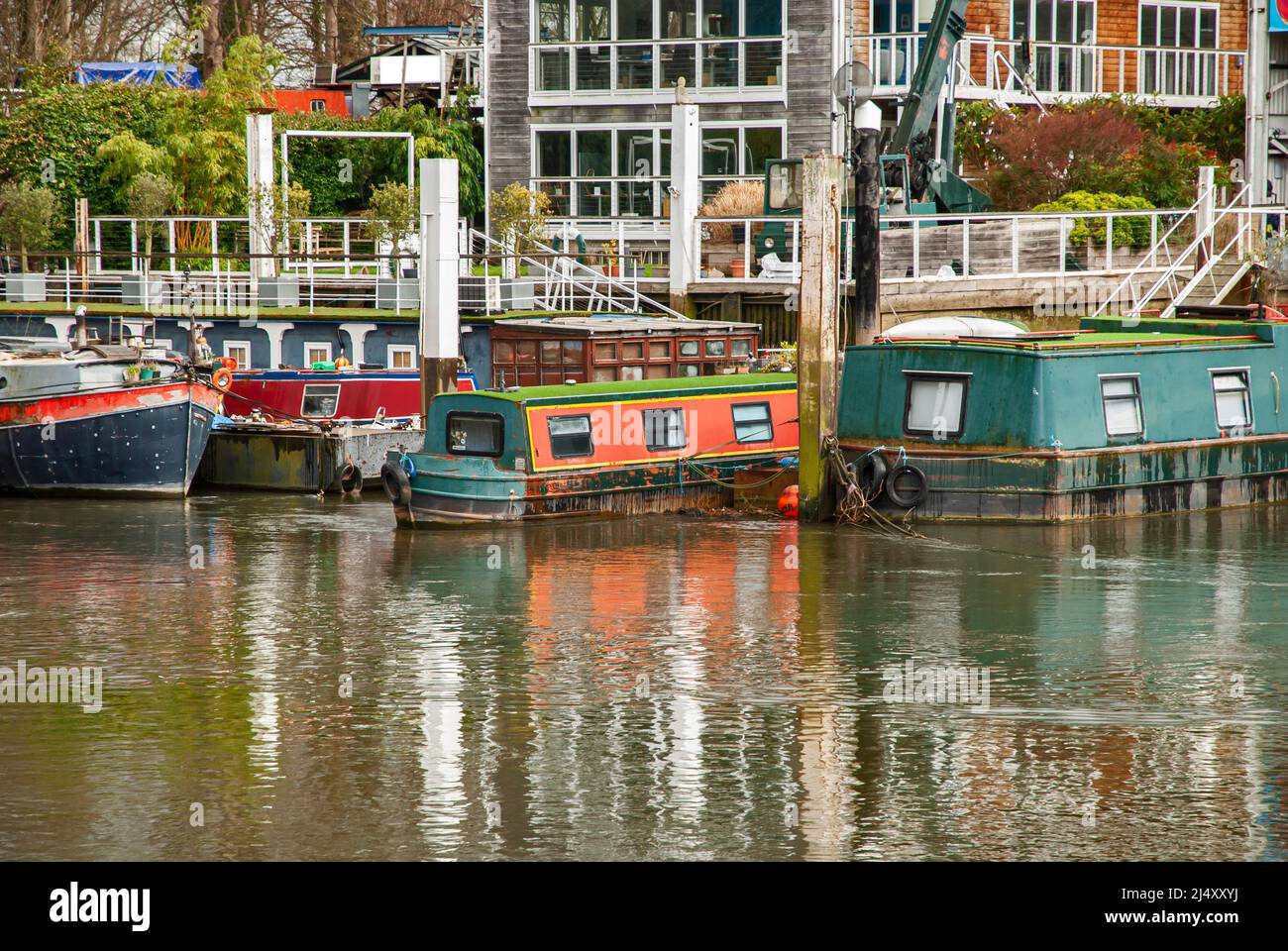 Canal stretto case galleggianti sul fiume canale inglese Foto Stock