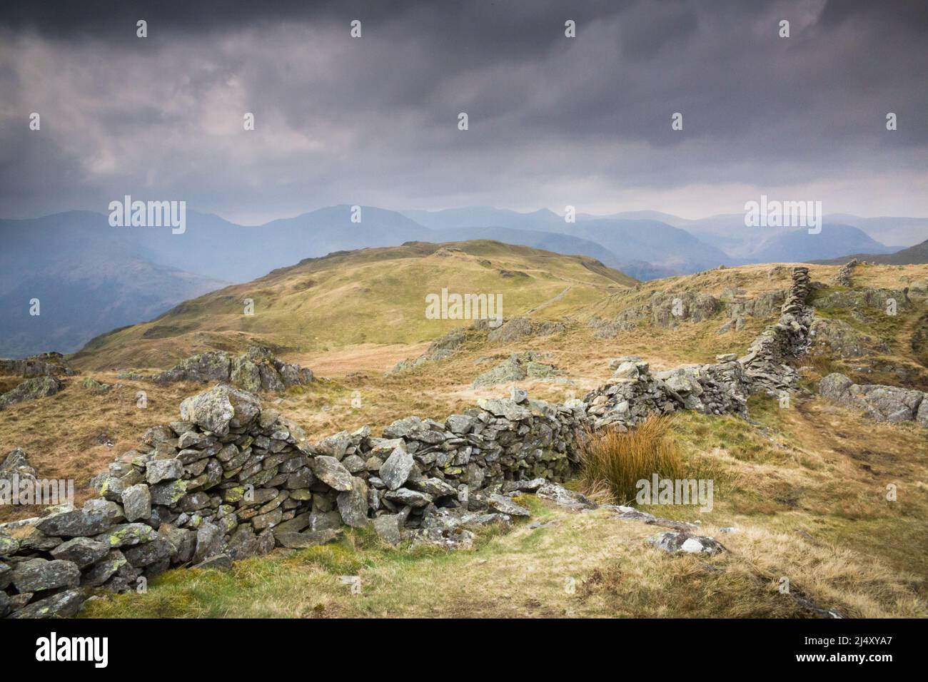 Satura Crag sulla costa a lungo percorso a piedi lungo distanza lungo sentiero fino al Lake District campane sopra Patterdale nel Lake District inglese. Foto Stock