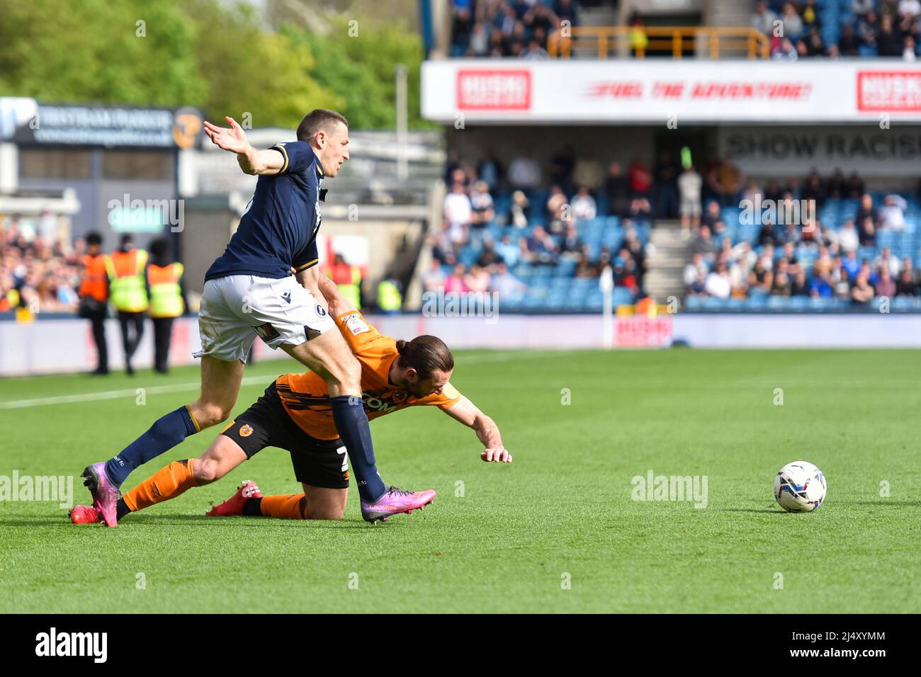 LONDRA, REGNO UNITO. APR 18th Murray Wallace of Millwall batte per il possesso con Lewis Coyle of Hull City durante la partita del Campionato Sky Bet tra Millwall e Hull City al Den, Londra lunedì 18th aprile 2022. (Credit: Ivan Yordanov | MI News) Credit: MI News & Sport /Alamy Live News Foto Stock