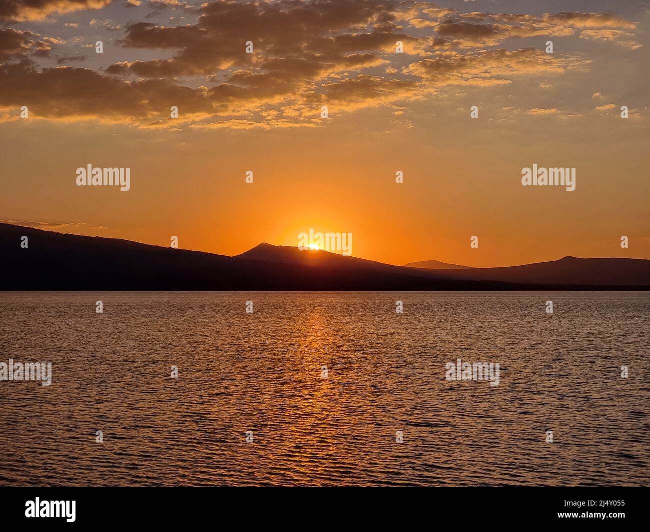 Tramonto d'oro nella tranquillità del lago. Foto Stock
