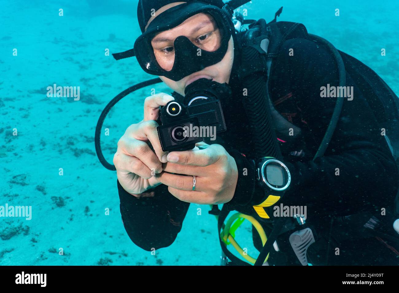 il subacqueo fotografa con una action cam impermeabile Foto Stock