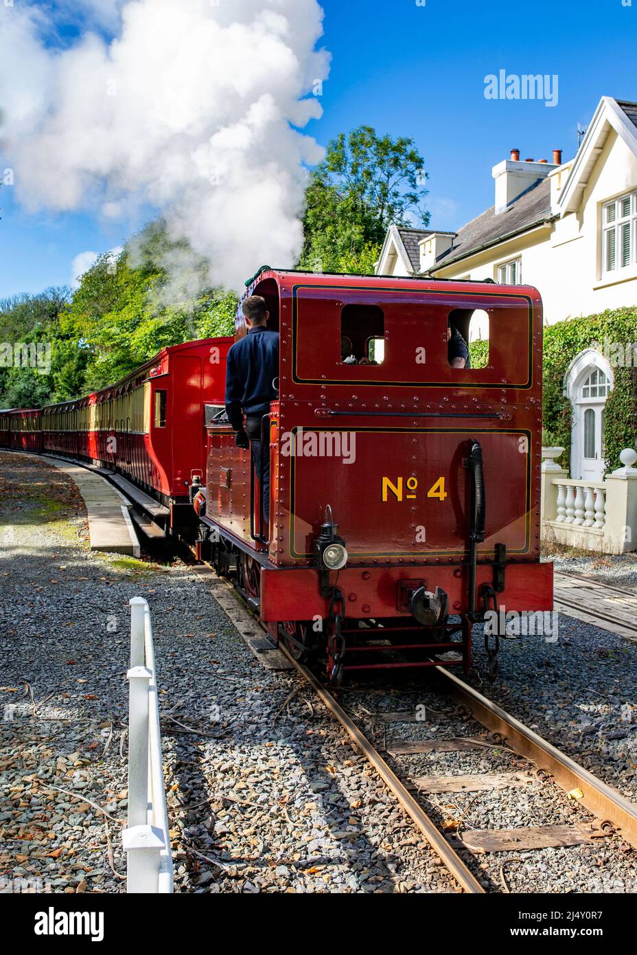 Isle of Man Railways motore a vapore n. 4 che lascia Port Soderick Station sull'isola di Man con un carico completo di carrozze dirette a Douglas Foto Stock