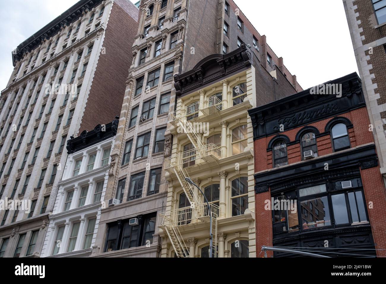 Facciate classiche di edifici in pietra e mattoni a Broadway, New York City Foto Stock