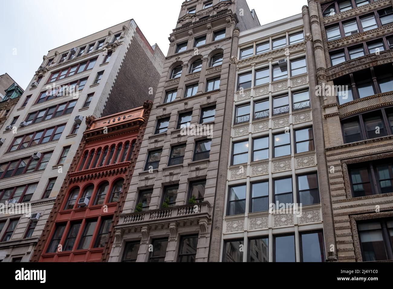 Facciate classiche di edifici in pietra e mattoni a Broadway, New York City Foto Stock Facciate classiche di edifici in pietra e mattoni a Broadway, New York City Foto Stock
