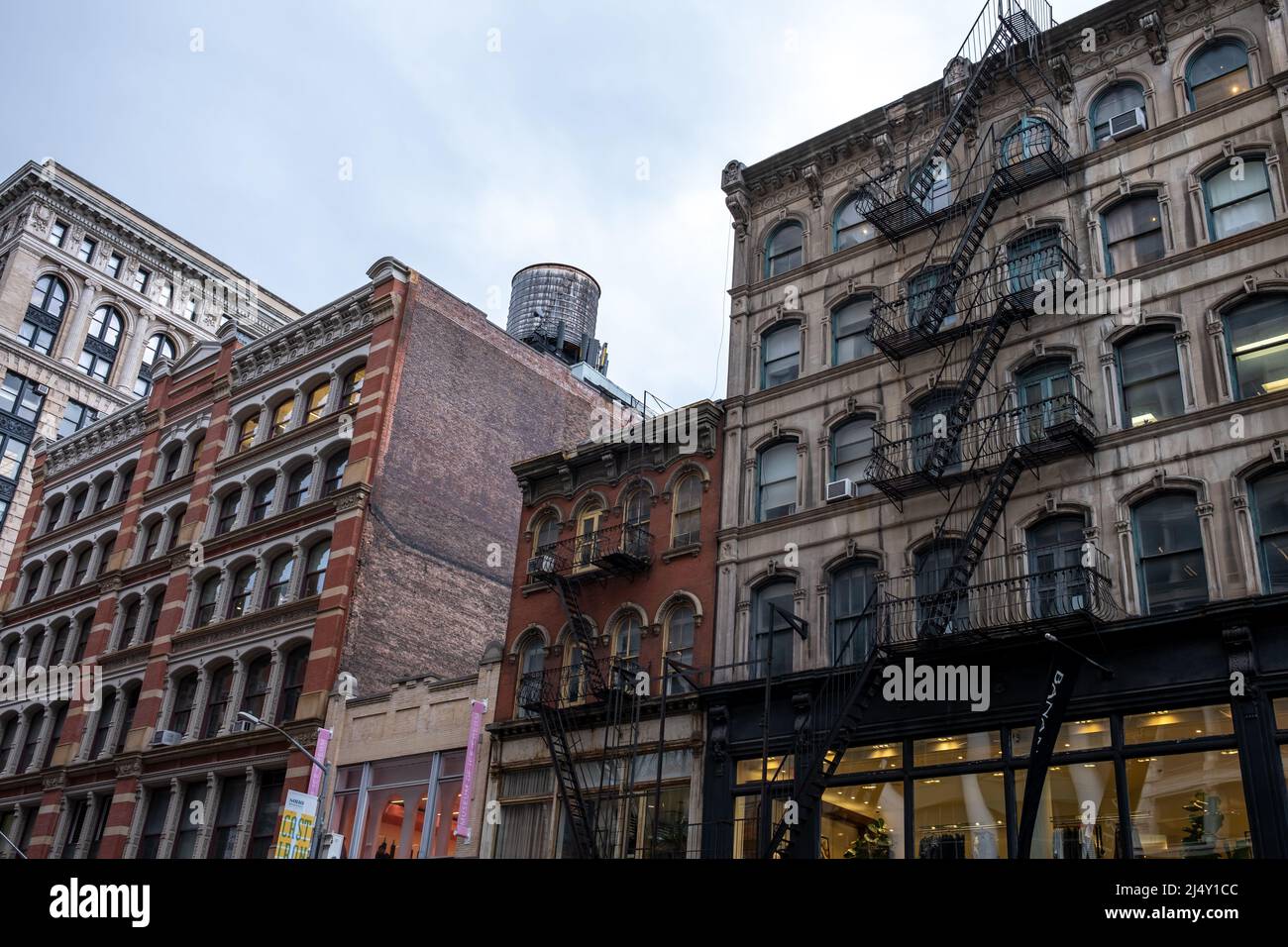 Facciate classiche di edifici in pietra e mattoni a Broadway, New York City Foto Stock Facciate classiche di edifici in pietra e mattoni a Broadway, New York City Foto Stock