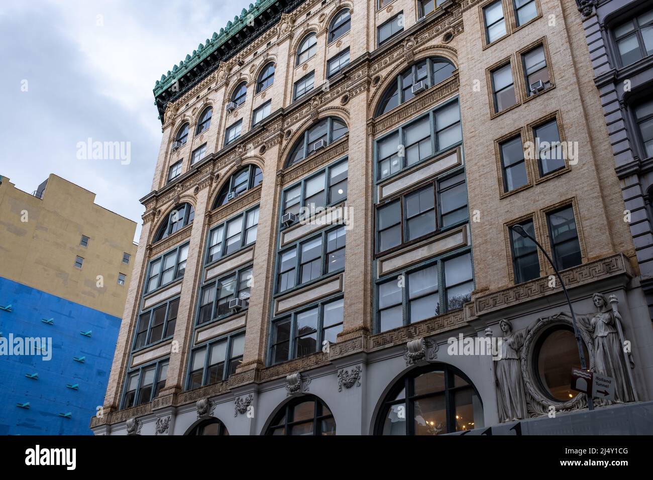 Facciata classica in pietra a Broadway, New York City Foto Stock Facciata classica in pietra a Broadway, New York City Foto Stock