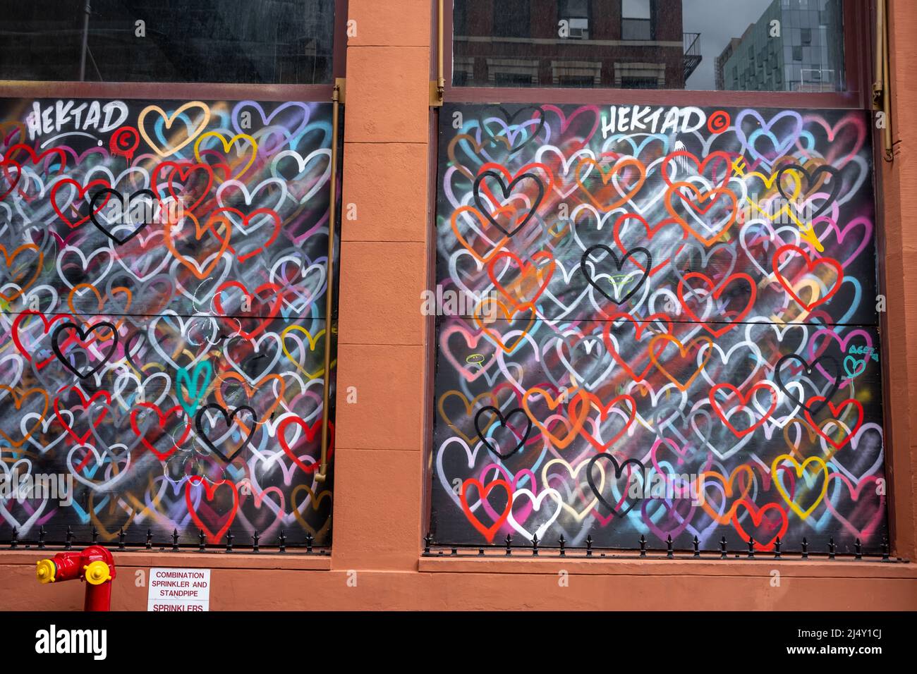 graffiti Art sulla facciata a Broadway New York City Foto Stock graffiti Art sulla facciata a Broadway New York City Foto Stock
