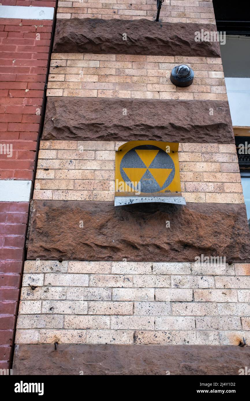 L'era della Guerra fredda fallout shelter sign in East Village Manhattan New York City Foto Stock