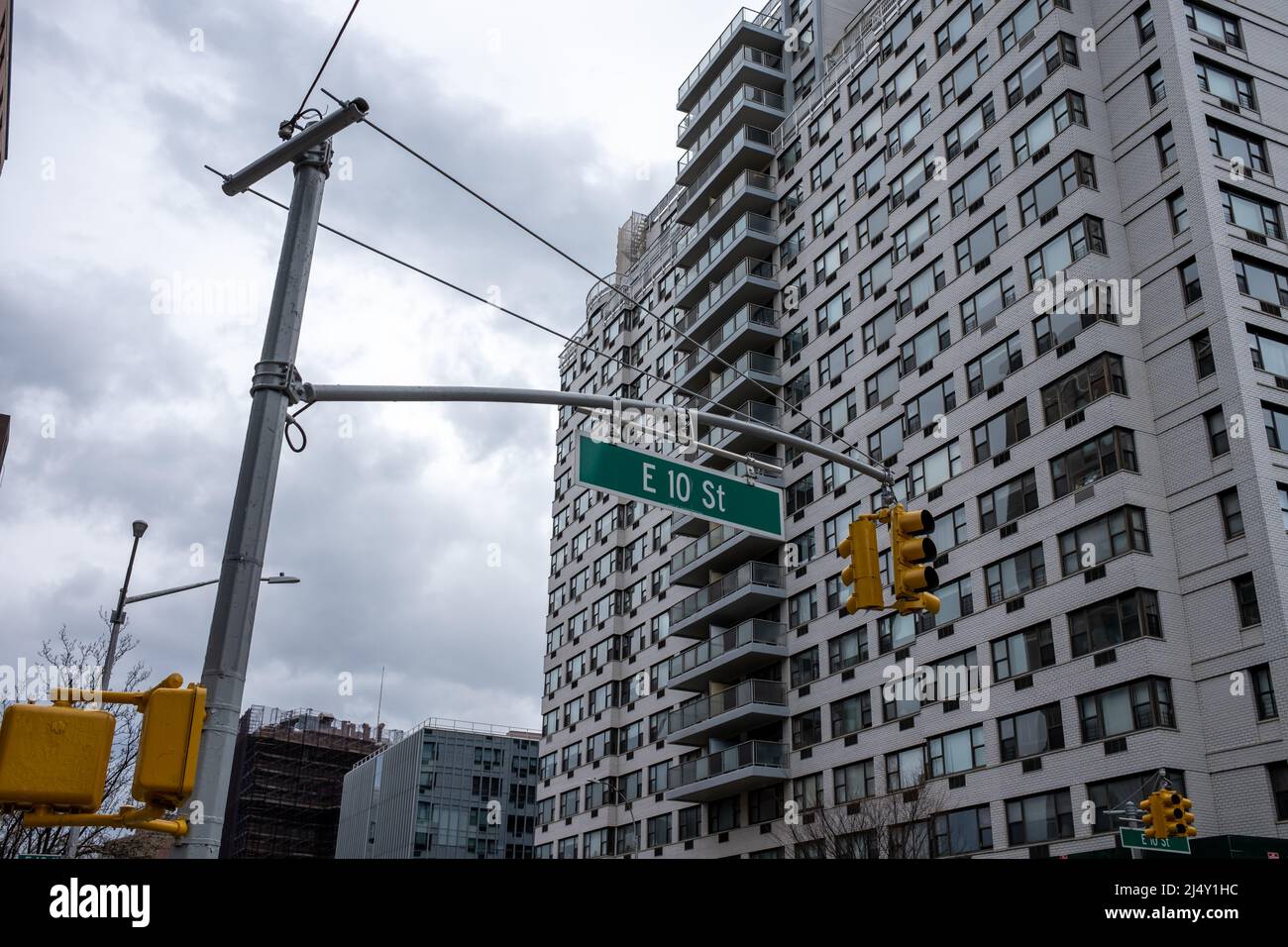 Facciate e segnaletica stradale 10th Street in East Village New York City Foto Stock Facciate e segnaletica stradale 10th Street in East Village New York City Foto Stock