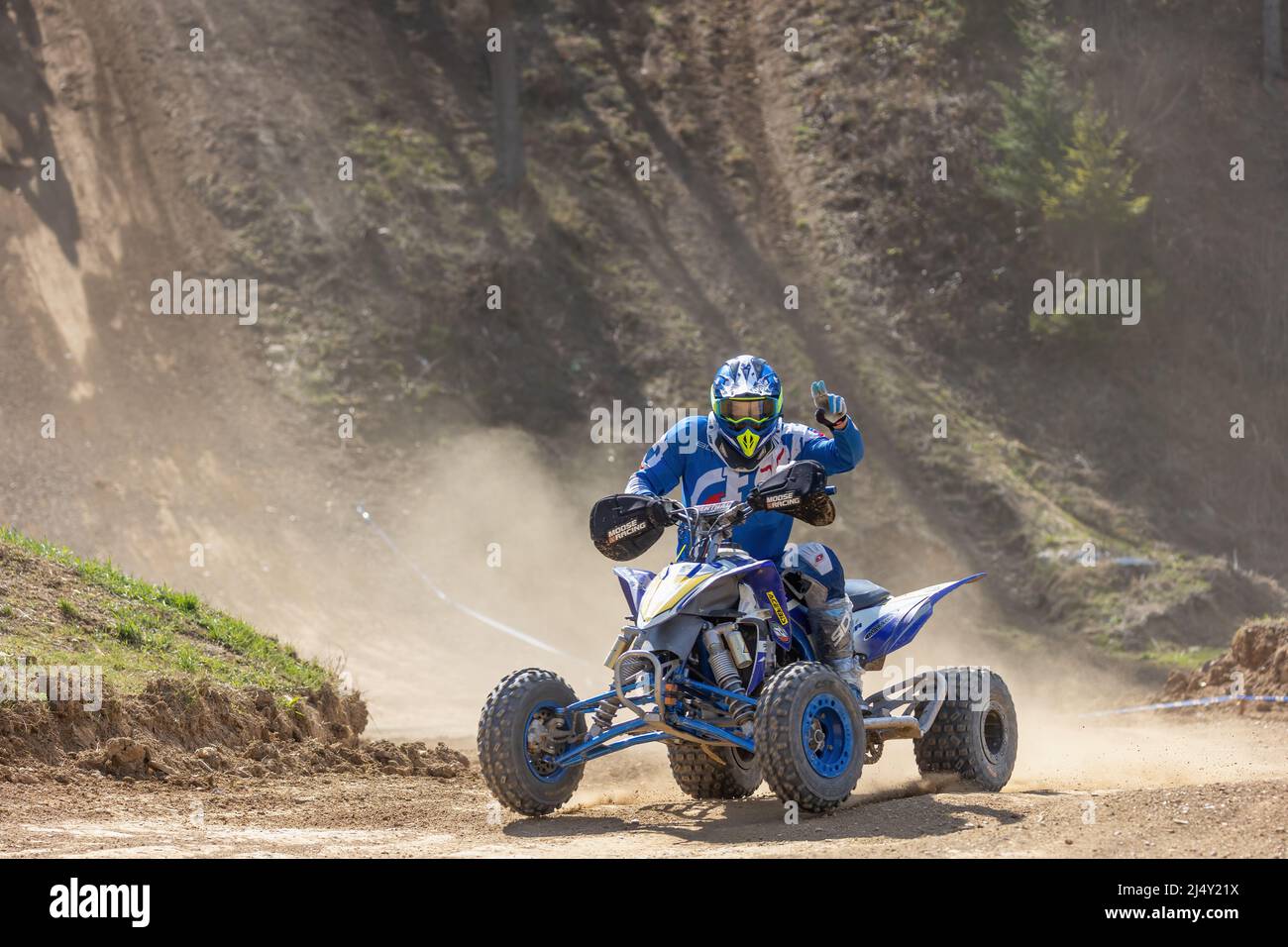 MOHELNICE, REPUBBLICA CECA - 16 APRILE 2022: Il pilota in quad è in posa mentre guida nel Campionato Internazionale della Repubblica Ceca a Sidecarcr Foto Stock