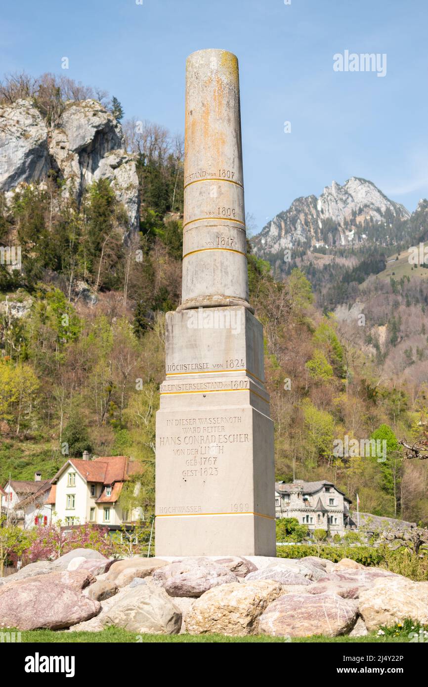 Weesen, Svizzera, 13 aprile 2022 pilastro che mostra il livello dell'acqua del lago Walensee in passato in un piccolo parco in primavera Foto Stock